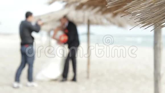 海滩上的婚礼照片拍摄视频的预览图