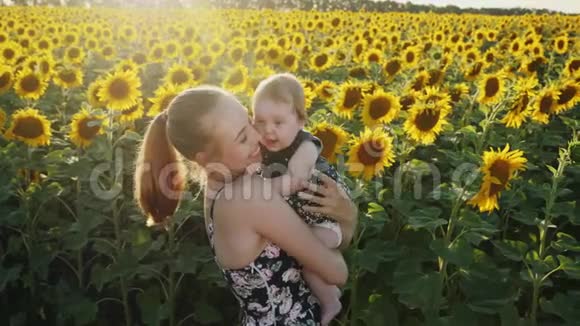 快乐的妈妈和宝宝接吻和拥抱视频的预览图