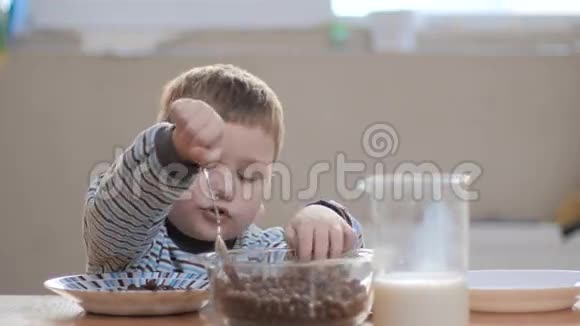 男孩把雪花片放进盘子里竖起大拇指视频的预览图