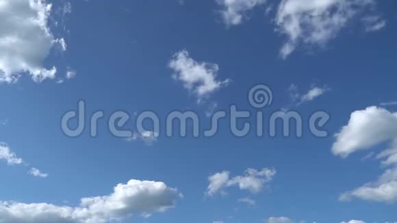 只有夏天的蓝天有着快速移动的变质白云全高清延时镜头视频的预览图