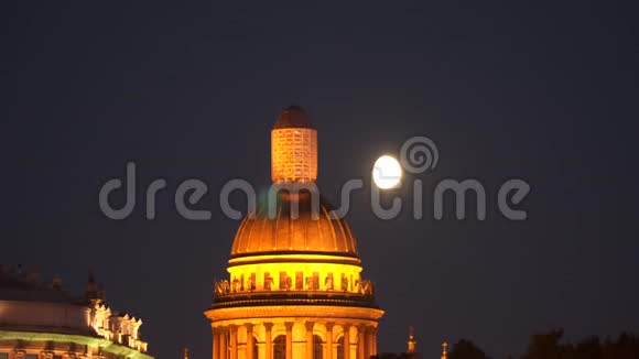 以月亮为背景的圣以撒大教堂穹顶视频的预览图