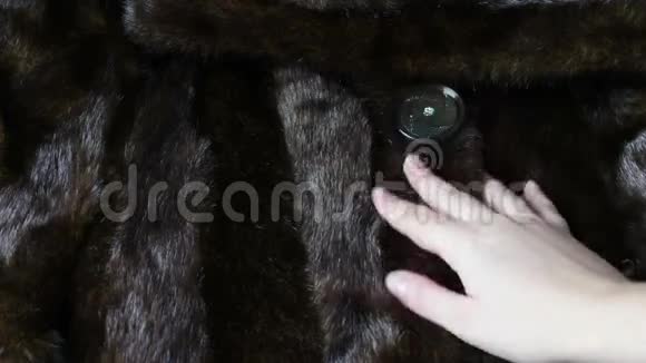 一件貂皮大衣的细节视频的预览图