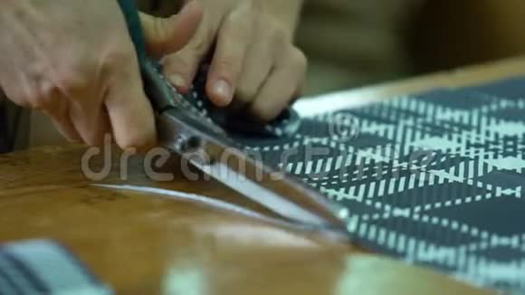 零件制造商切割织物女孩用剪刀剪布料剪刀剪了一条布视频的预览图