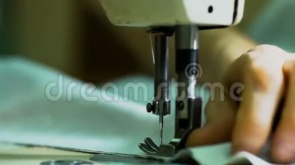 缝纫机缝白面料缝纫织物的特写缝纫机的一大部分视频的预览图