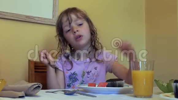 小女孩吃西瓜2视频的预览图
