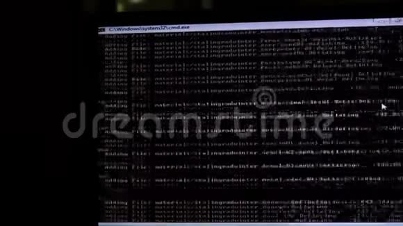 在黑色电脑屏幕上运行白线视频的预览图