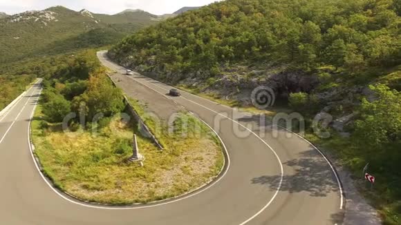 空中夏季汽车在蛇形山路上行驶视频的预览图