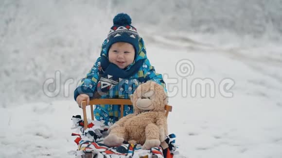 带雪橇的小男孩视频的预览图