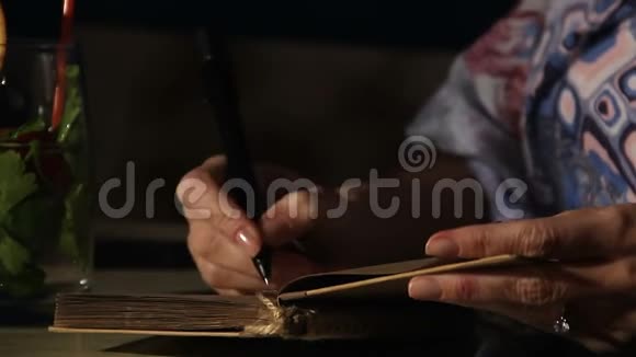 女人在新娘日记里写浪漫的结婚誓言计划大日子幸福视频的预览图