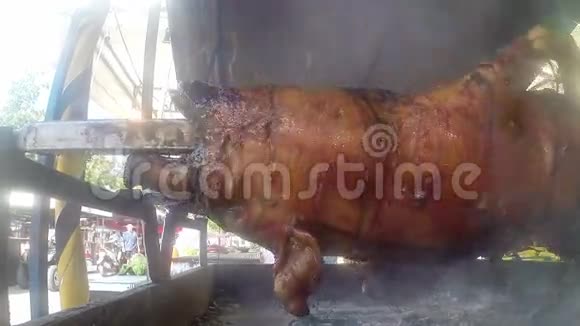 辛辣的烤猪在香料上视频的预览图