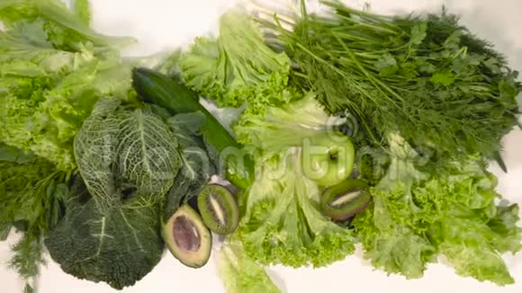 把绿色水果和蔬菜放在桌子上视频的预览图