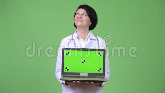 漂亮的女医生短发手提电脑视频的预览图