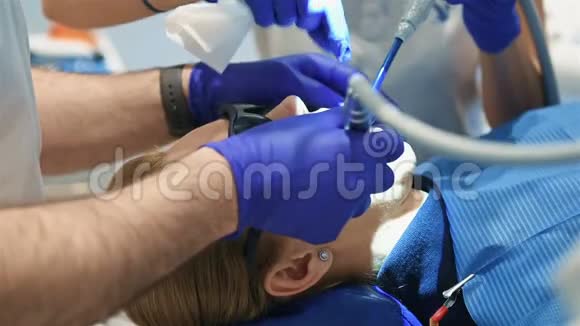 牙医制作专业牙齿清洁视频的预览图