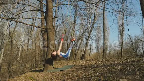 年轻女性在户外绳索上做气重力练习视频的预览图