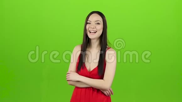 亚洲女孩很开心对她美丽的微笑大声笑绿色屏幕慢动作视频的预览图