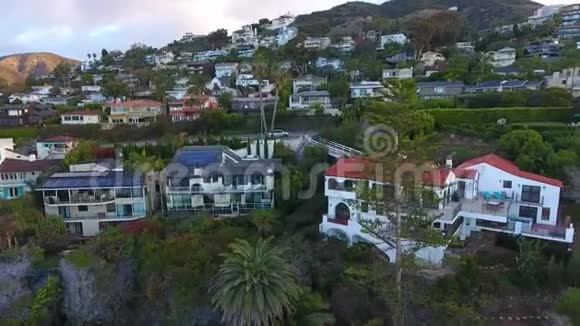 日落时的加州海岸线空中观景美国加利福尼亚海岸的房子视频的预览图