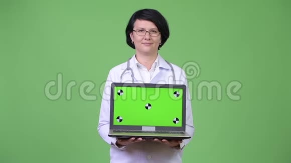 漂亮的女医生短发手提电脑视频的预览图