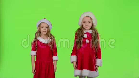 穿着红色新年服装的孩子们正在跳舞绿色屏幕慢动作视频的预览图