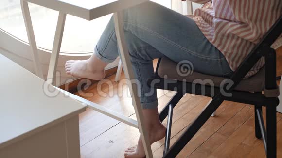 年轻女孩坐在桌子旁视频的预览图