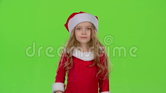助理圣诞老人的小女孩悄悄地对他们的精灵说绿色屏幕慢动作视频的预览图