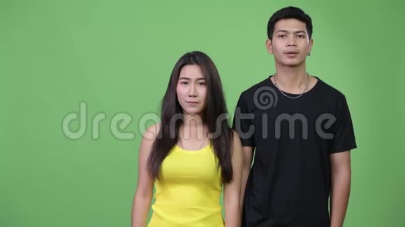 年轻的亚洲夫妇一起展示一些东西视频的预览图