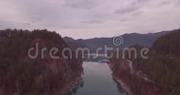 空中观景飞过山河林谷秋天的风景4K视频的预览图