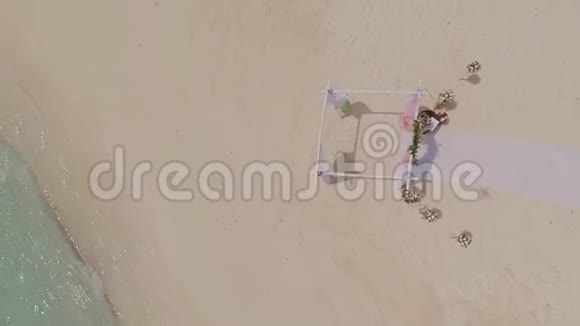 加勒比海海滩上装饰的结婚拱门从高处看美丽的海岸菲律宾的美丽自然视频的预览图