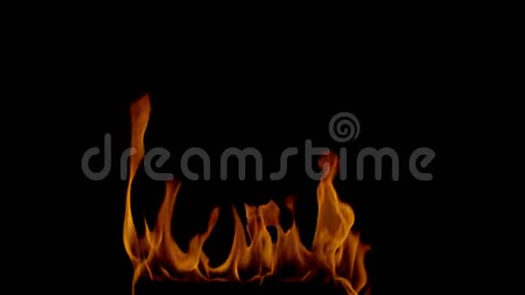 在黑色背景4k上燃烧着明亮的橙色火焰视频的预览图