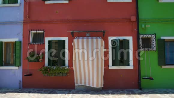 红色舒适的房子布拉诺岛著名的彩色建筑视频的预览图