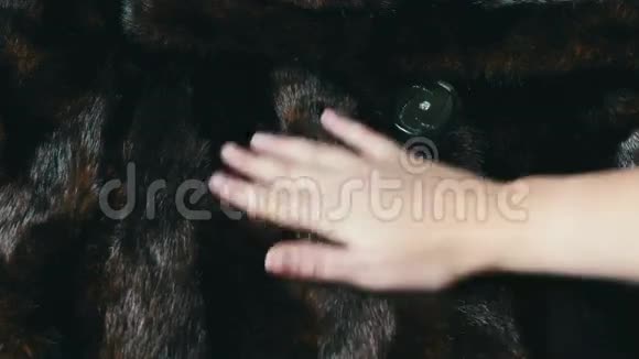 一件貂皮大衣的细节视频的预览图