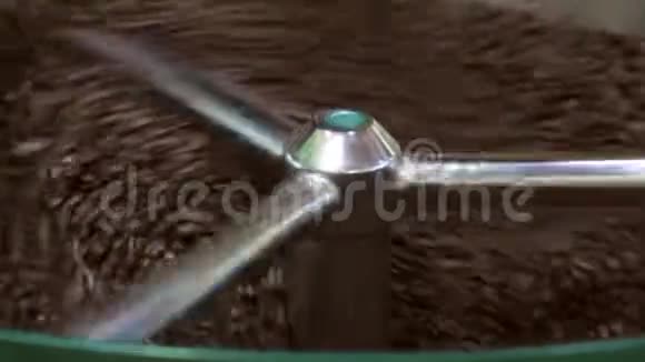 咖啡豆经过吐司处理后干燥可循环使用视频的预览图