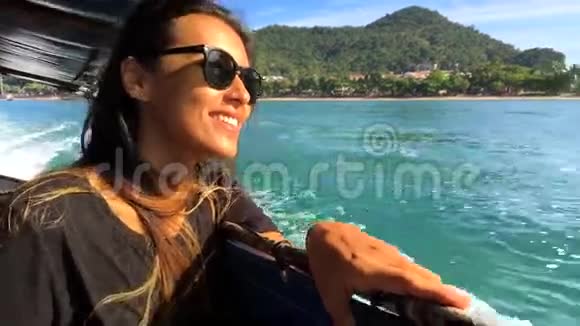 美丽的年轻笑容白种人女人在木制泰国船上航行泰国克拉比视频的预览图