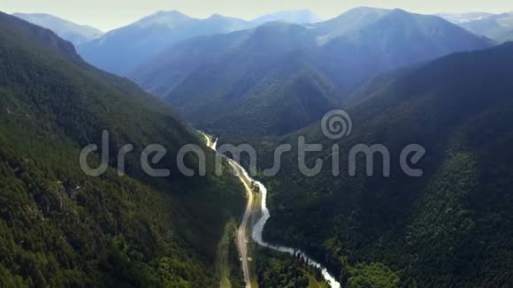 山脉美丽的山河流和森林4K视频的预览图