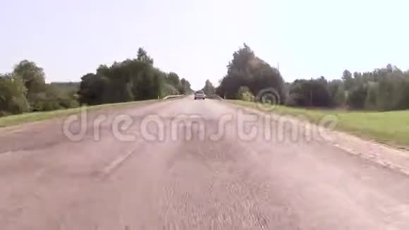 沿着森林蜿蜒的乡村公路视频的预览图