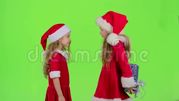 孩子送给她的朋友新年礼物绿色屏幕视频的预览图