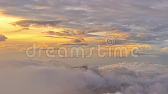 日出全景天空和云层从山顶在亚当山顶旅行目的地在斯里兰卡视频的预览图