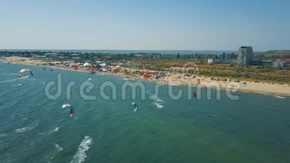 鸟瞰风筝冲浪极限运动与风自由泳美丽的海滩顶景很多风筝视频的预览图
