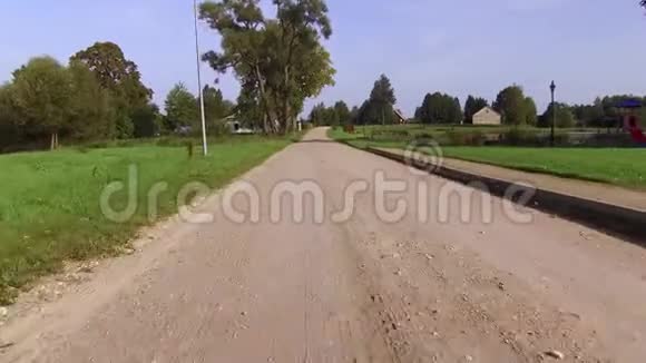 沿着乡间房屋穿过的土路视频的预览图