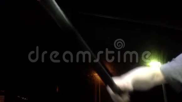 加油站清洗汽车挡风玻璃视频的预览图