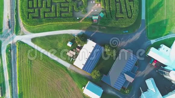 用玉米迷宫鸟瞰阿米什乡村视频的预览图