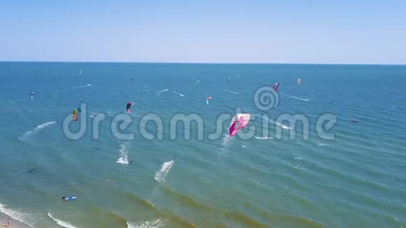 鸟瞰风筝冲浪极限运动与风自由泳美丽的海滩顶景很多风筝视频的预览图