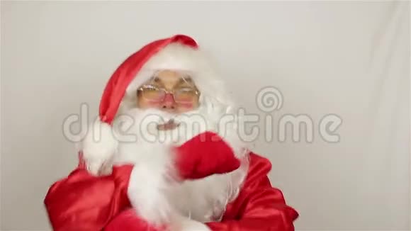 圣诞老人在灰色背景下跳舞视频的预览图