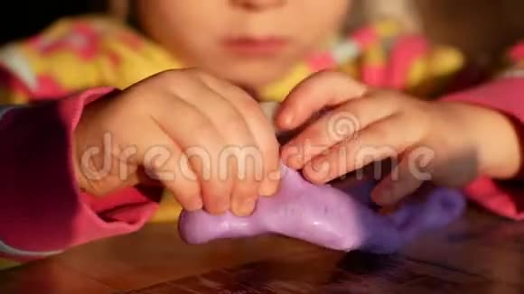 快乐的人在彩虹上由塑料制成小女孩完成一个艺术项目视频的预览图