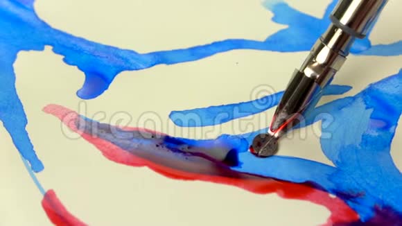 慢镜头艺术家女孩用手画一支红色墨水的钢笔特写视频的预览图