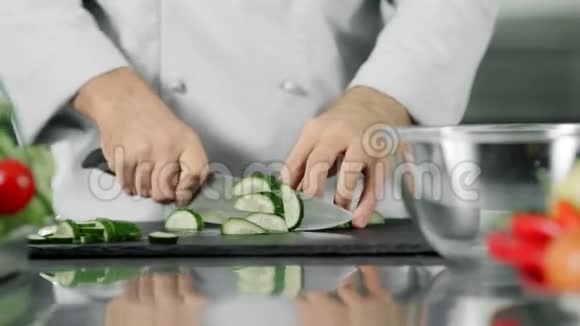 男厨切鲜菜特写厨师手切黄瓜视频的预览图