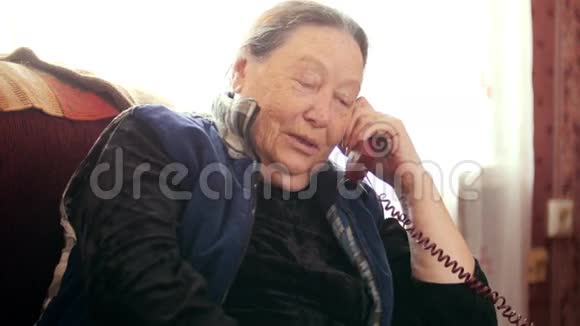 友好的老年妇女养老金领取者讲电话电话视频的预览图