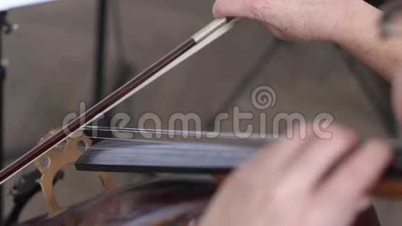 专业大提琴演奏家用大提琴琴弦演奏的特写视频的预览图