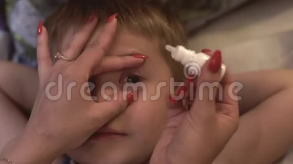 妈妈给儿子滴眼药水妈妈给儿子滴眼药水视频的预览图