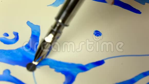 慢镜头艺术家女孩用蓝墨水画一支钢笔特写视频的预览图