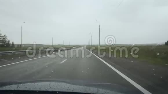 从潮湿的挡风玻璃看公路雨天开车视频的预览图